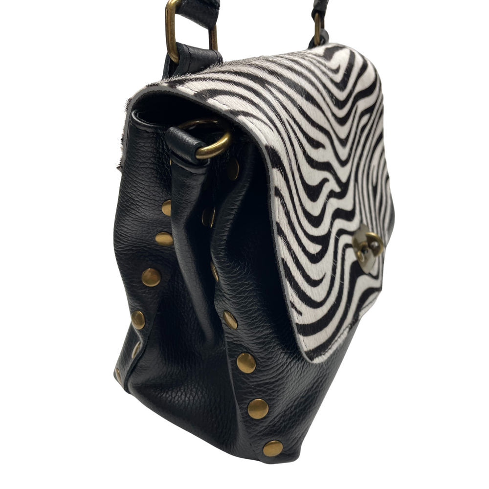 
                      
                        Borsa in vera Pelle "Desertica" - Pelle martellata e patta Cavallino  - Colore Bianco / Nero
                      
                    